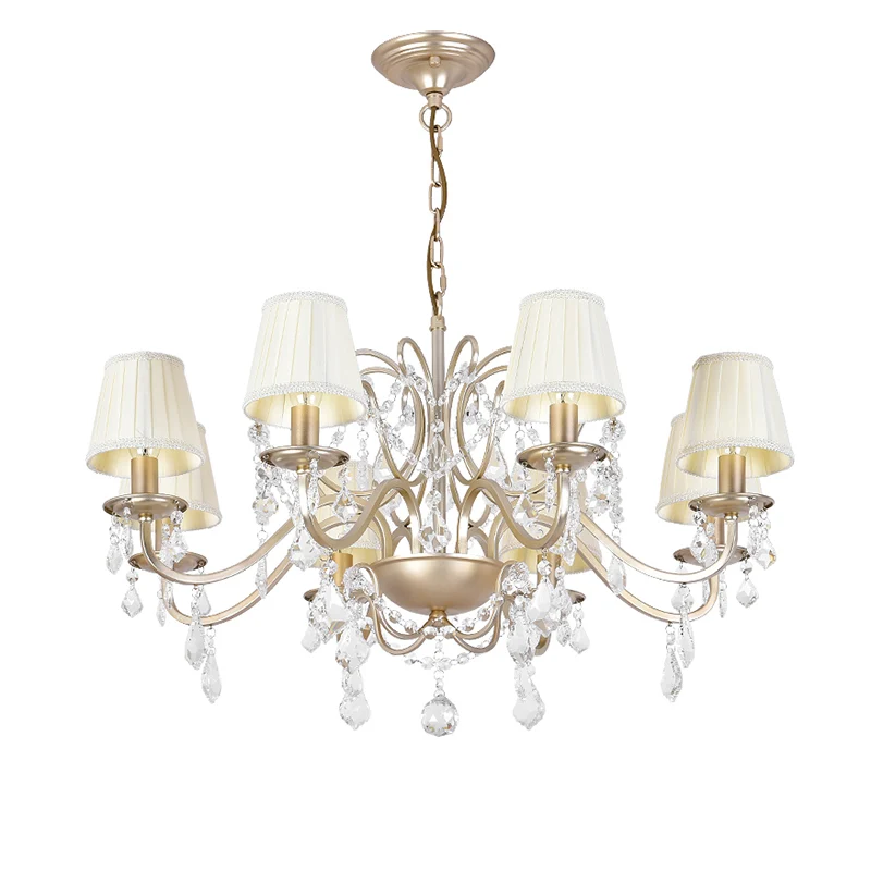 Lampadario candela con finitura dorata. Lampadario convenzionale cristallo per sala da pranzo. Apparecchio di illuminazion...
