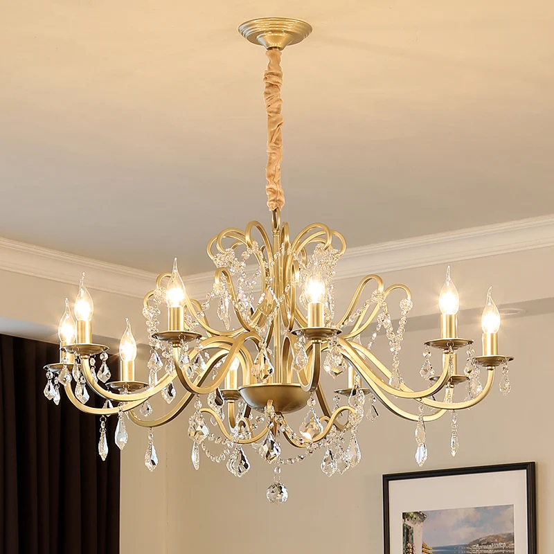 Lampadario candela con finitura dorata. Lampadario convenzionale cristallo per sala da pranzo. Apparecchio di illuminazion...