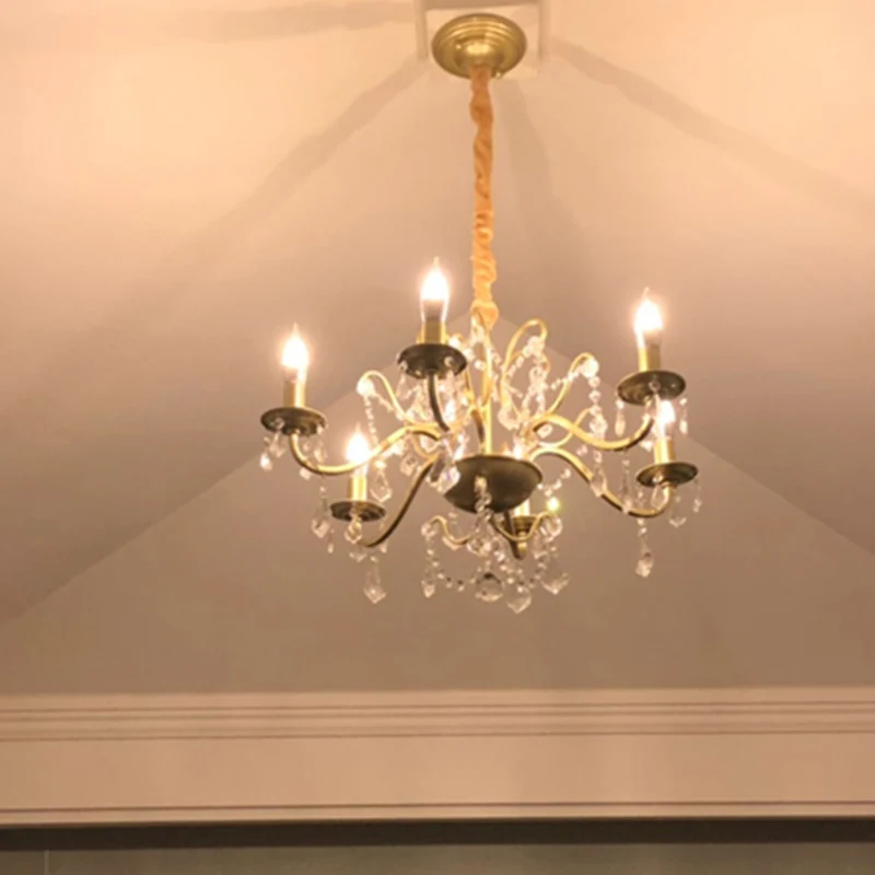 Lampadario candela con finitura dorata. Lampadario convenzionale cristallo per sala da pranzo. Apparecchio di illuminazion...
