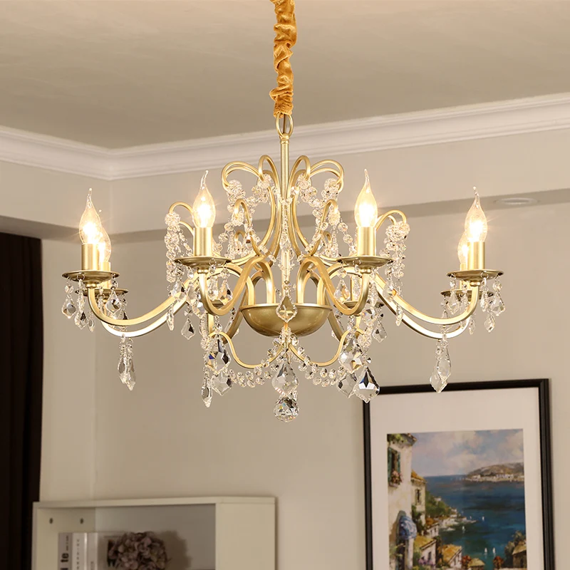 Lampadario candela con finitura dorata. Lampadario convenzionale cristallo per sala da pranzo. Apparecchio di illuminazion...