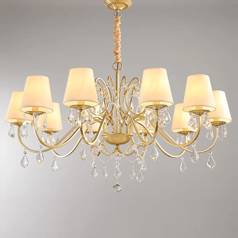 Lampadario candela con finitura dorata. Lampadario convenzionale cristallo per sala da pranzo. Apparecchio di illuminazion...