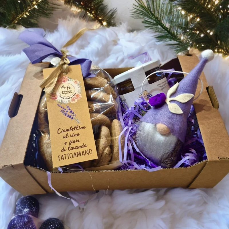 Cesto natalizio miele, biscotti e gnomo portafortuna di lavanda – Idea regalo natalizia artigianale