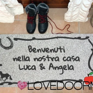 Zerbino Su misura – Cavallo, Ferro, Mela, Tuo Testo – LOVEDOORMAT Pvc, Fondo Gomma, 100% Impermeabile