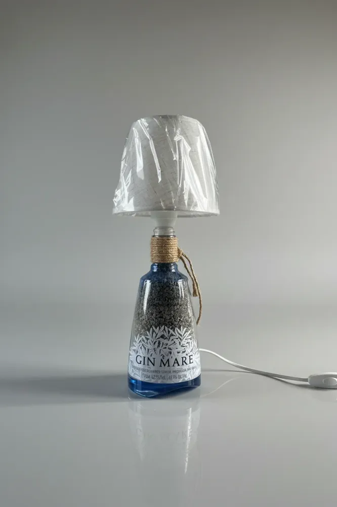Lampada Gin Mare Classic con Sabbia - Bottiglia Upcycled (incisione personalizzata)
