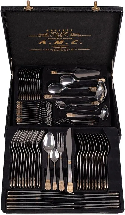 AMC Set di posate ed accessori per 12 persone realizzati acciaio inox 18/10 lucido con manici decorati con una trama greca...