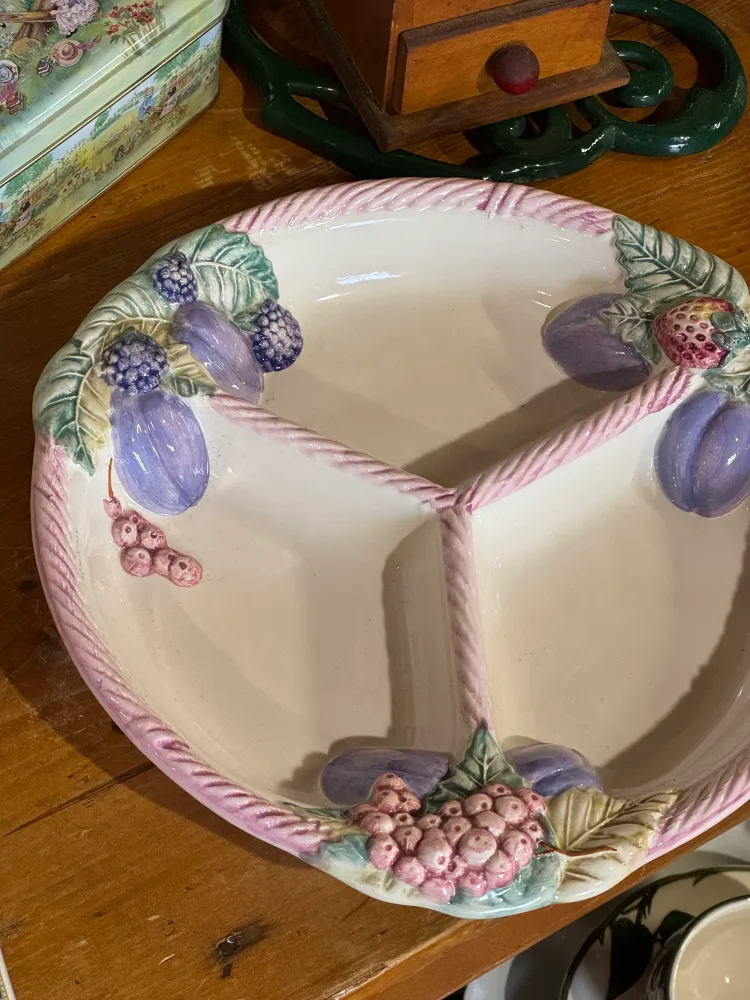 Antipastiera vintage ceramica decorata rilievo con frutta