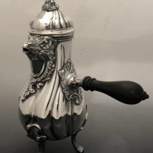Caffettiera argento con versatoio testa di rapace e manico bacchetto ebano tornito. Milano 1890-1900