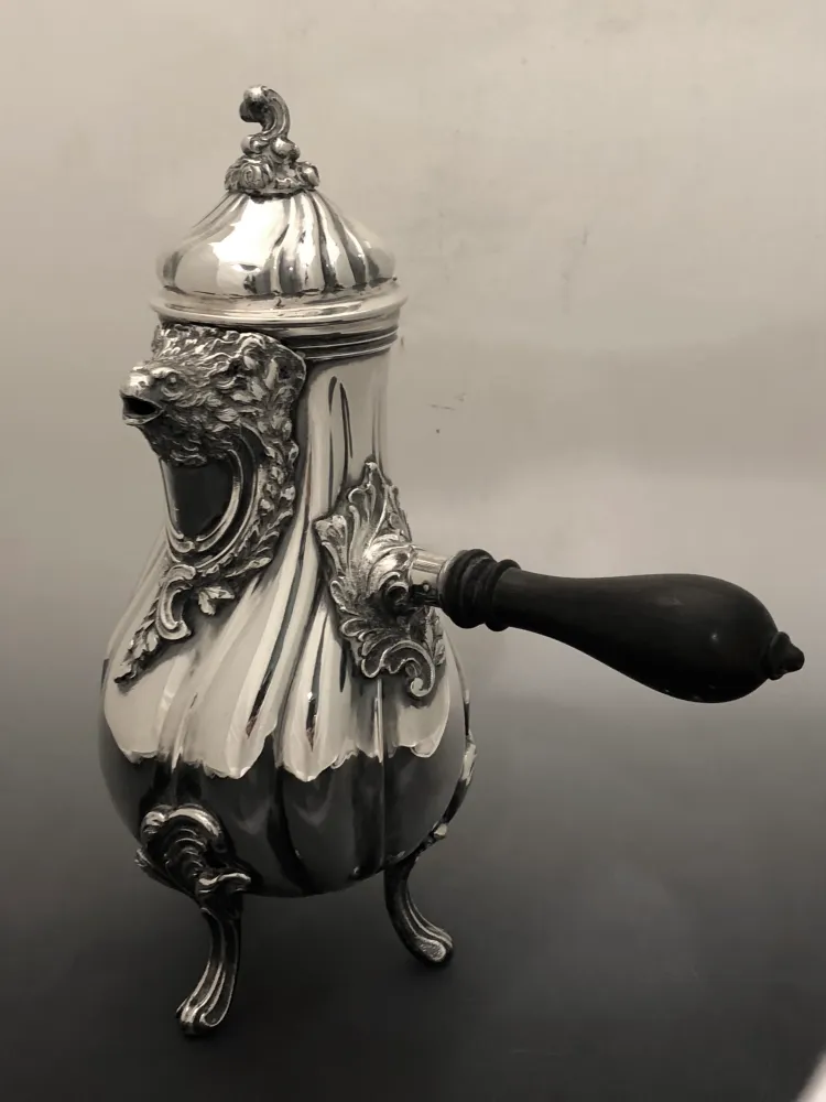 Caffettiera argento con versatoio testa di rapace e manico bacchetto ebano tornito. Milano 1890-1900