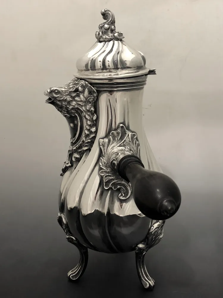 Caffettiera argento con versatoio testa di rapace e manico bacchetto ebano tornito. Milano 1890-1900