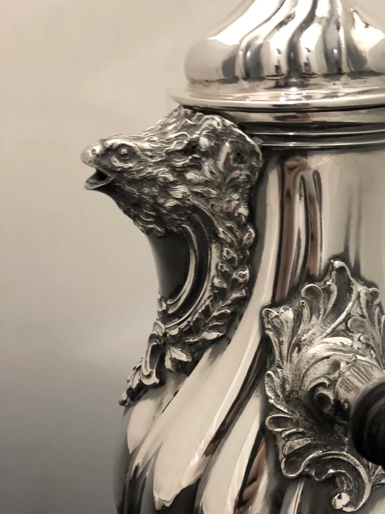 Caffettiera argento con versatoio testa di rapace e manico bacchetto ebano tornito. Milano 1890-1900