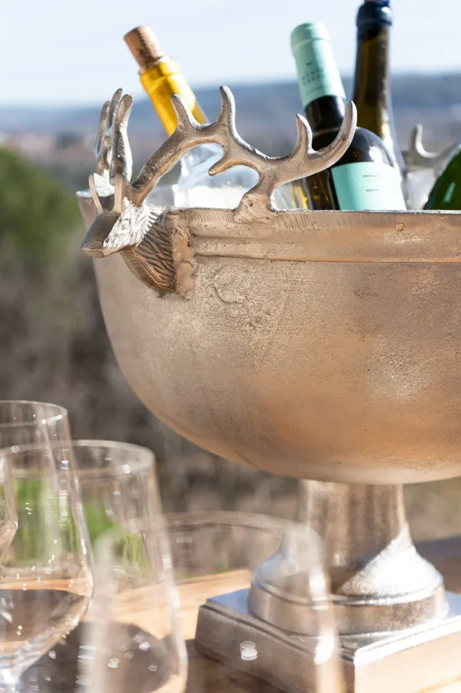 Grande bottiglia di champagne argento con design di piedi e cervi