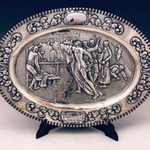 Piatto da parata argento raffigurante “Don Chisciotte che infilza gli orci” Spagna primi ‘900