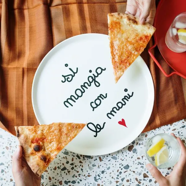Piatto pizza - Scritta: Si Mangia Con Le Mani 31,5 cm