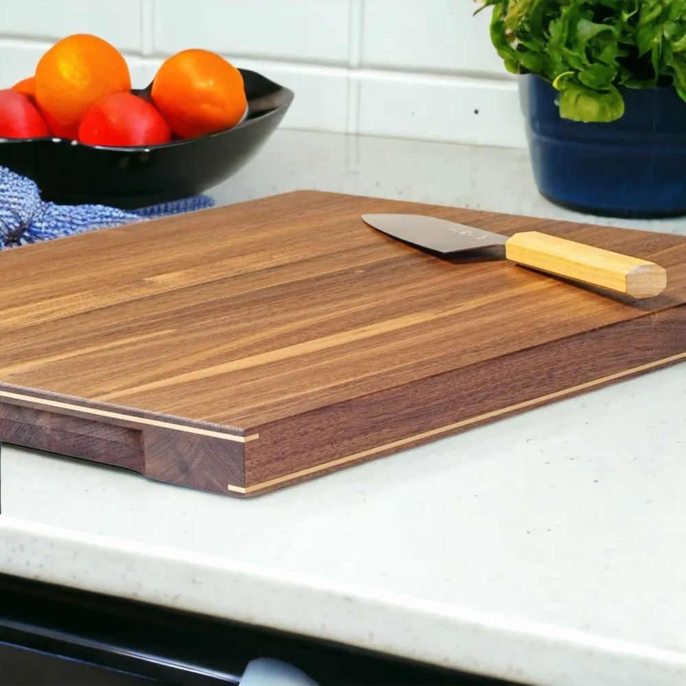 Grounded - Tagliere di 3 cm di spessore con dettagli asimmetrici ottone. Dimensioni da 35x25 cm 60x40 cm. Rune-Jakobsen Wo...