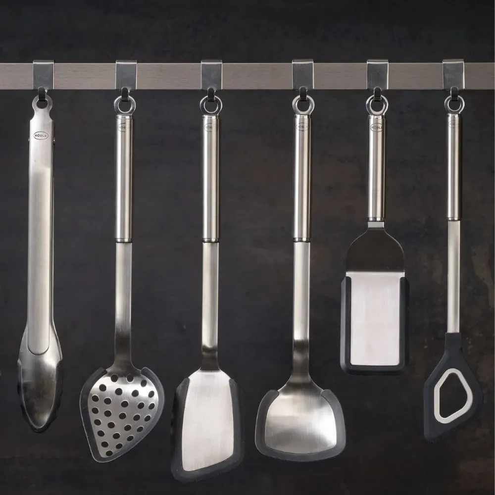 Spatola angolata acciaio inox con bordi silicone Rösle