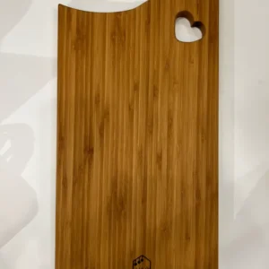 Tagliere con cuore legno di bambù tinta caramello