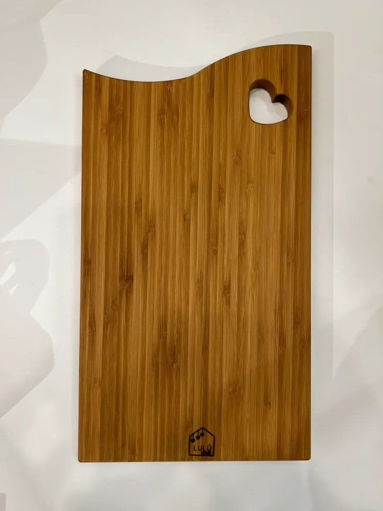 Tagliere con cuore legno di bambù tinta caramello