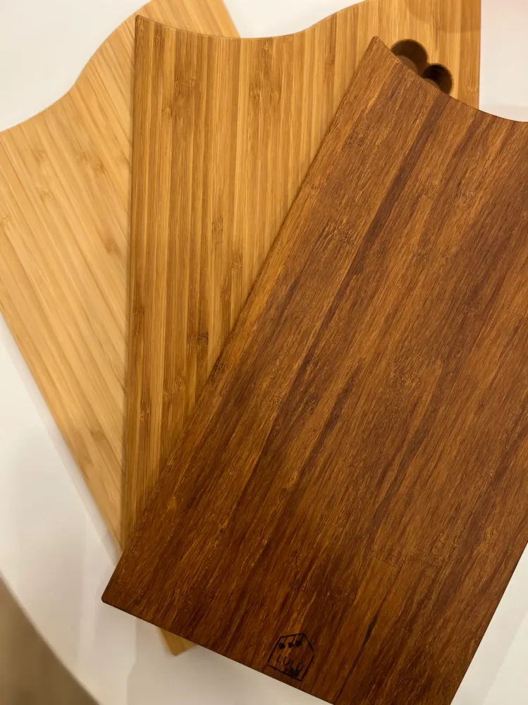 Tagliere con cuore legno di bambù tinta caramello