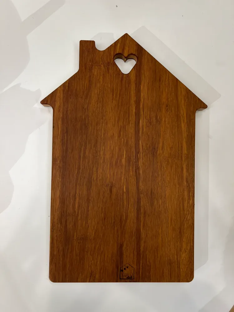 Tagliere forma di casetta con cuore legno di bambù tinta caffè
