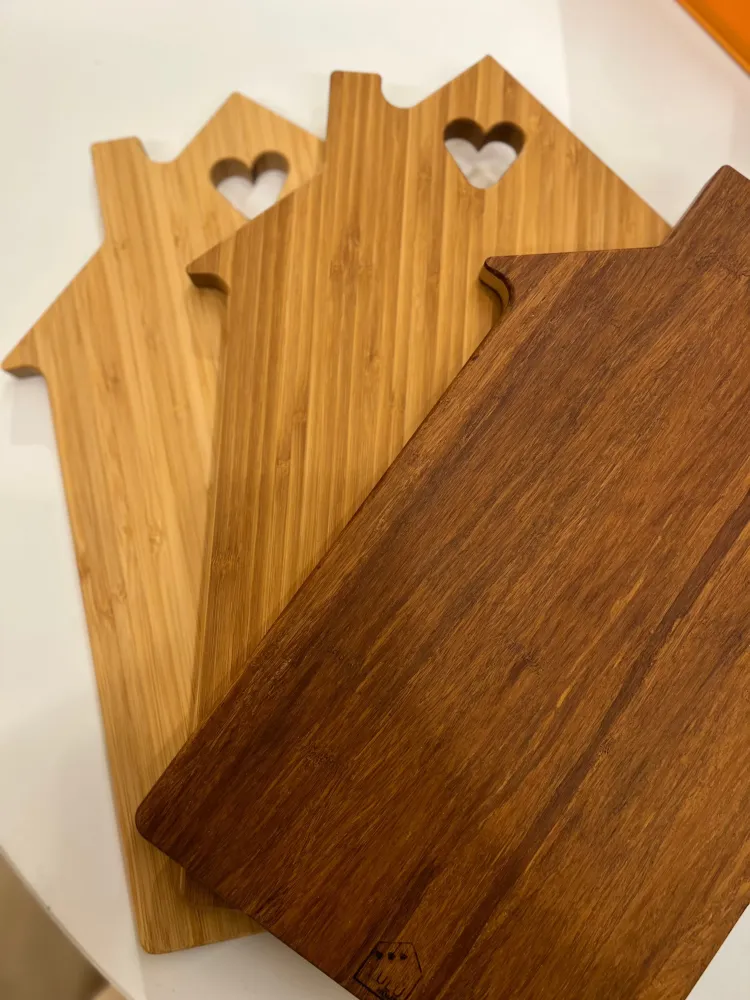 Tagliere forma di casetta con cuore legno di bambù tinta caffè