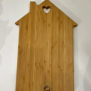 Tagliere forma di casetta con cuore legno di bambù tinta naturale
