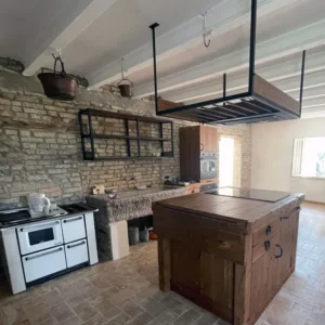 Cucina con colonna, sotto‑lavabo, scolapiatti e isola con piano ribalta e cappa soffitto, mod. Giulia, stile INDUSTRIAL/RU...