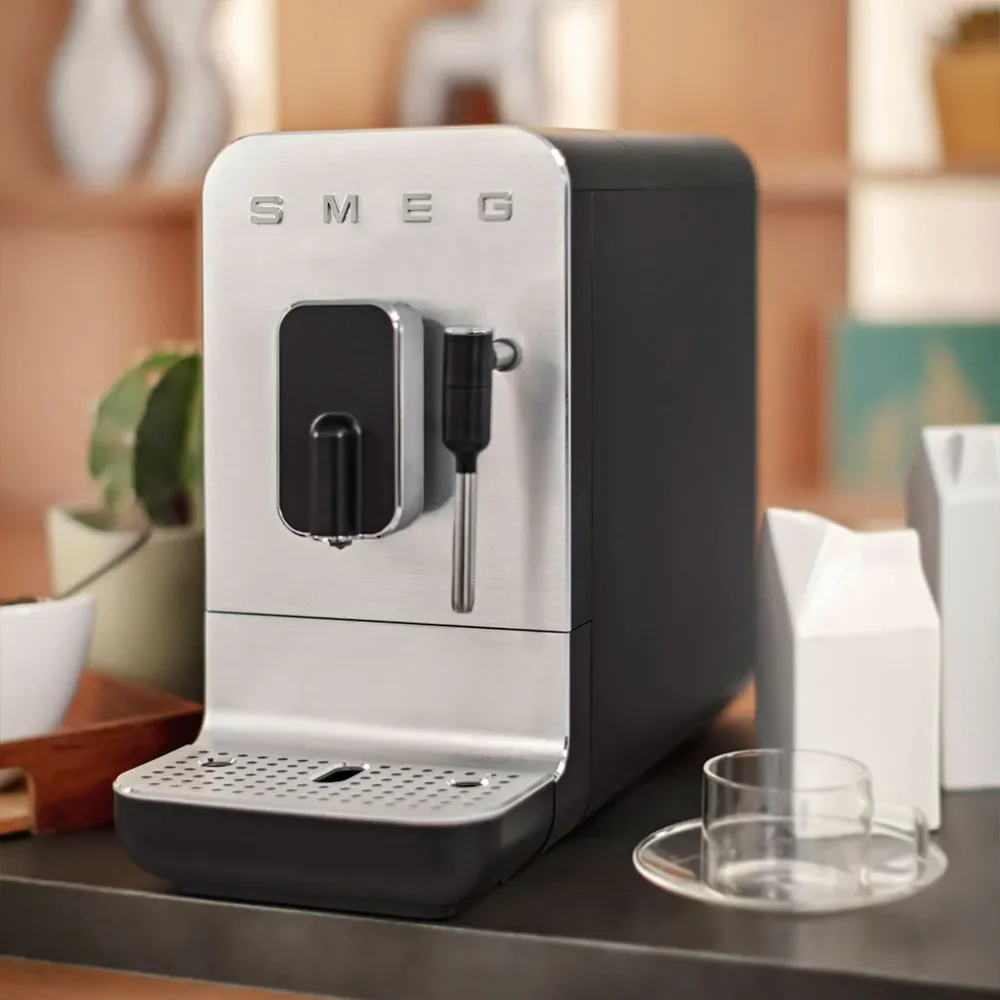 Caffettiera superautomatica con vapore Smeg