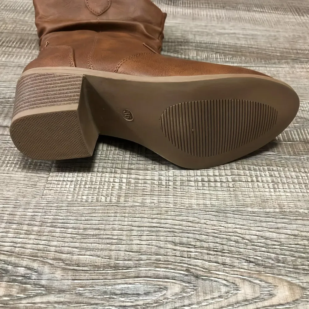 Botas de Cowboy Femininas Slip-On - Botas de Montaria e Social com Salto Grosso, Bico Redondo, Parte Ottimo em Couro Sinté...