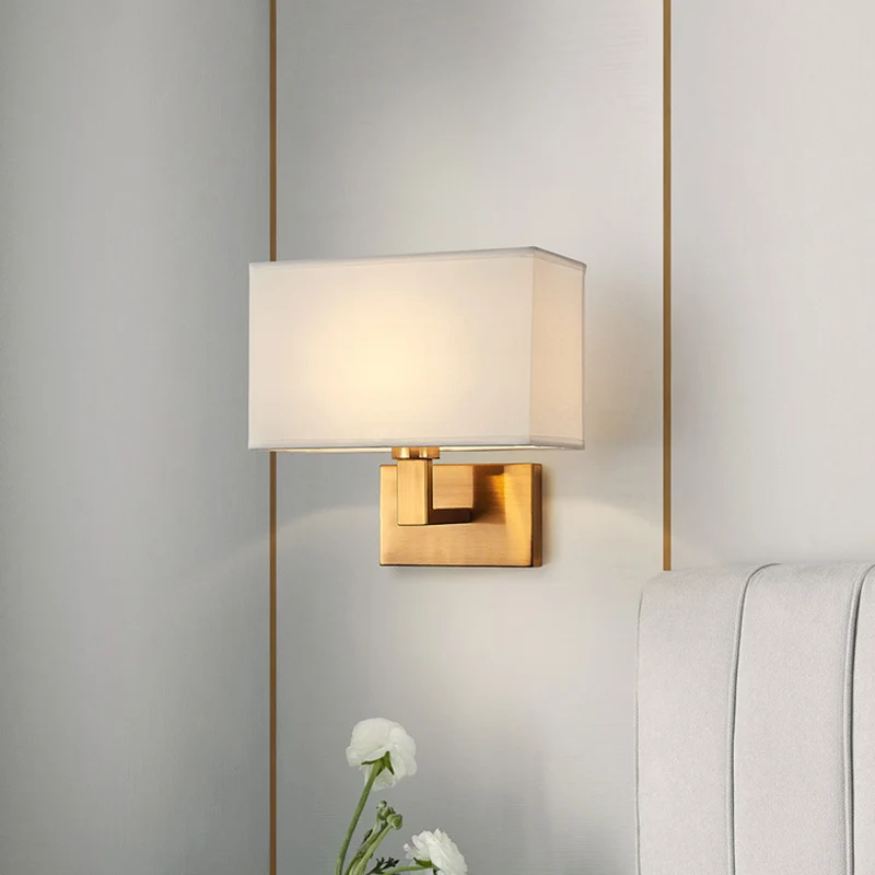 Lampada da parete postmoderna cuboide tessuto, da lettura, da comodino, 1 luce, bianco/beige/marrone con braccio nero/oro