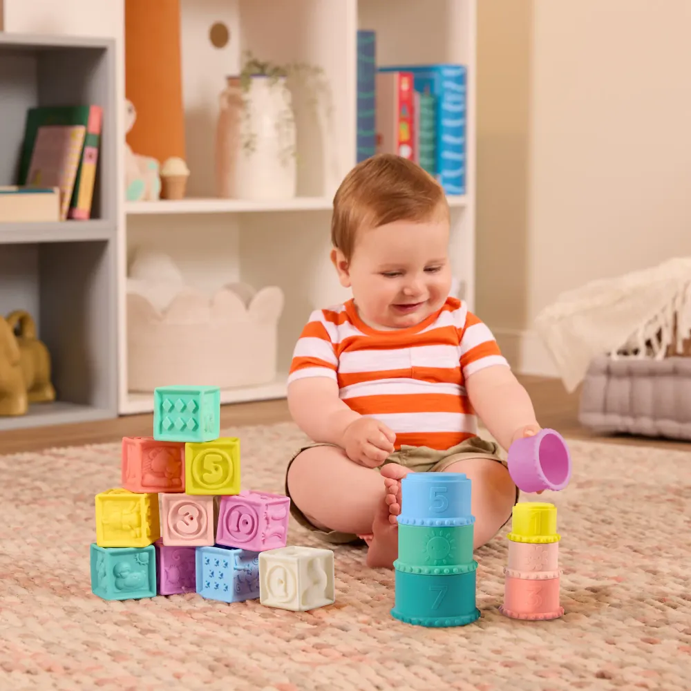 B.Toys blocchi e tazze sensoriali 2in1