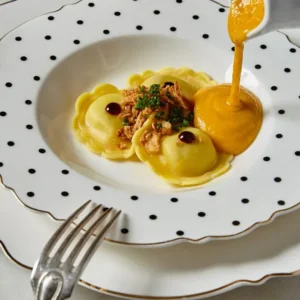Ravioli ripieni di Crema di Zucca con Tartufo e Parmigiano per Quattro