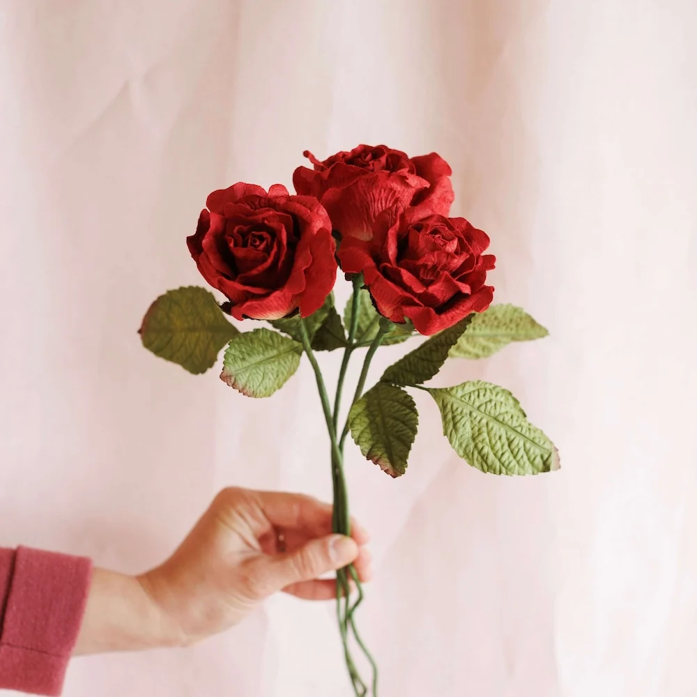 Bouquet di carta rosso vivo