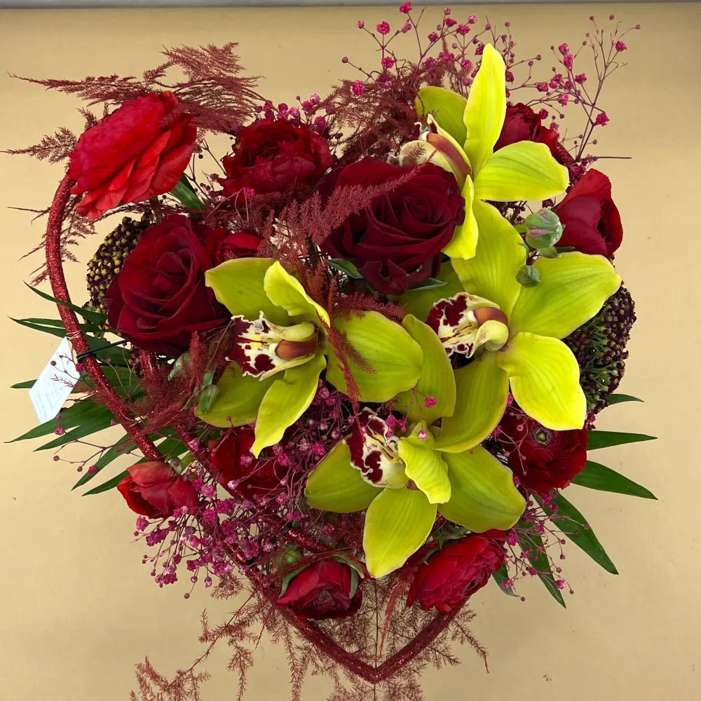 Struttura bouquet cuore con rose rosse, ranuncoli e orchidee
