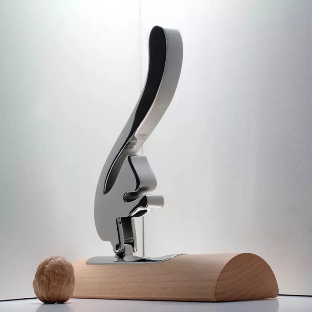 Schiaccianoci Scoiattolo acciaio con base legno di Alessi