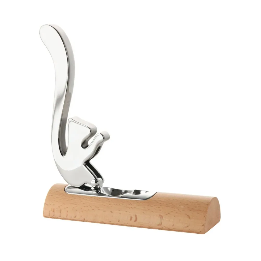 Schiaccianoci Scoiattolo acciaio con base legno di Alessi